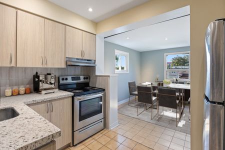 374 Saint Clarens Avenue apartment — Toronto, ON (4-Bedroom) - 4 Bedroom - Photo 5