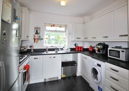 2 bedroom flat to let - Photo 5