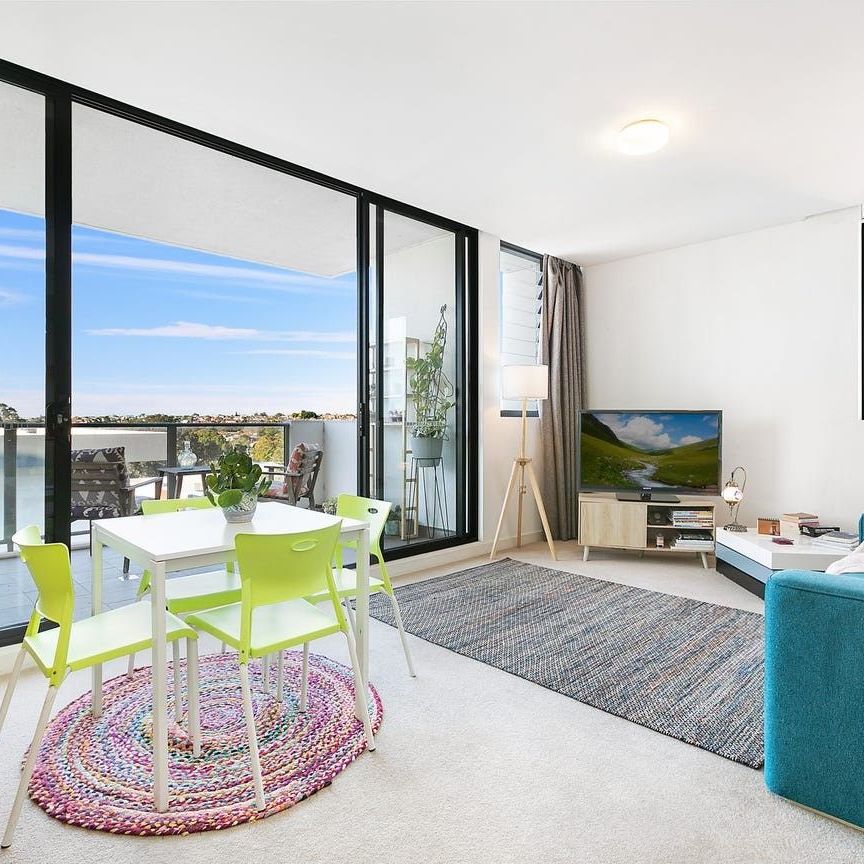 Stylish and convenient 1 bedroom plus study apartment - Photo 1