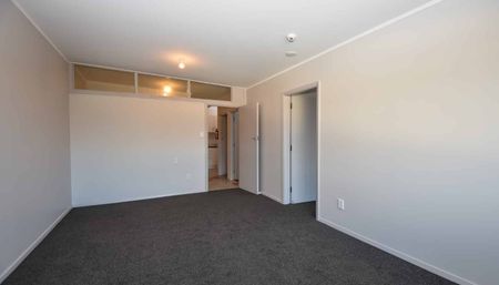 Central 2 Bedroom Apartment - Photo 5