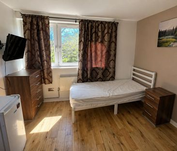 Room in a Shared House, Ericcson Close, SW18 - Photo 5