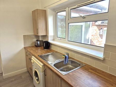 2 bedroom Flat To Let - Photo 3