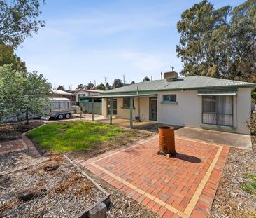 Comfortable Family Home in a Convenient Golden Square Location - Photo 2