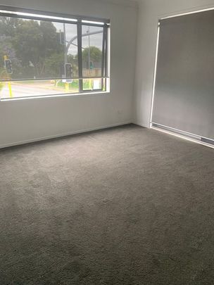 Charming 4BR Avondale Retreat - AirCon & Alarm - Photo 1