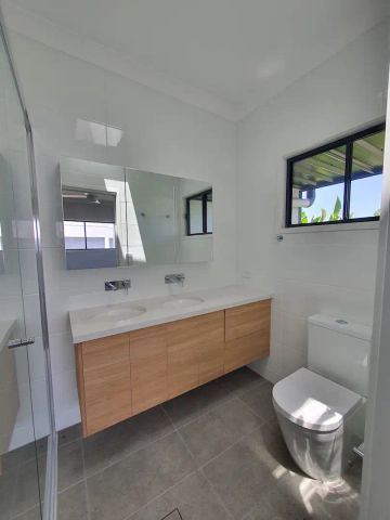 “NEAR NEW STYLISH TOWNHOUSE IN CENTRAL OF STAFFORD” - Photo 4