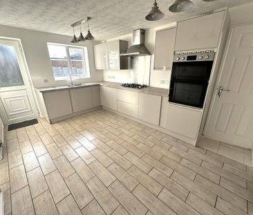 4 bedroom detached house to rent - Photo 3