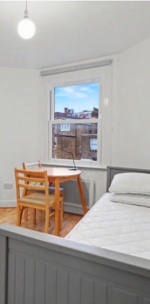 Studio Flat, Buxton Road, NW2 - Photo 1
