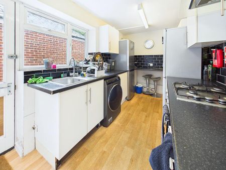1 bedroom in a house share to rent - Photo 4