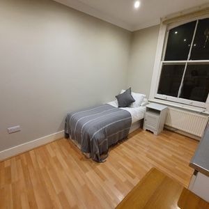 A semi-studio located on Cheniston Gardens, Kensington, London W8 - Photo 2