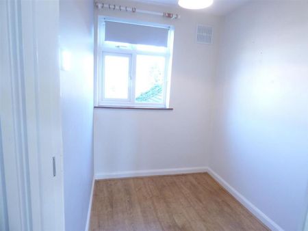 3 bedroom end of terrace house to rent - Photo 4