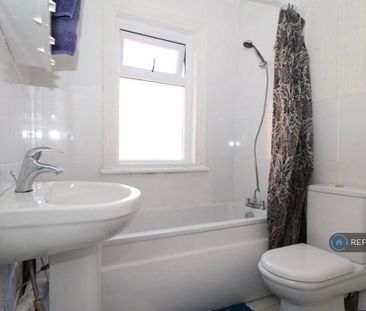 1 bedroom in a flat share to rent - Photo 3