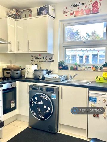 1 bedroom in a house share to rent - Photo 4