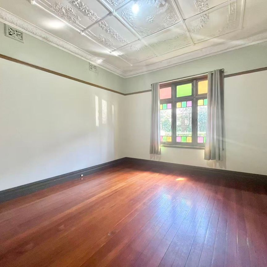 Ultimate Convenience 3 Bedroom House in prime location - Photo 1