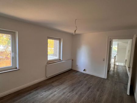 Komplett renovierte, wunderschöne 2,5-Zimmer-Altbauwohnung mit 2 Balkonen und Garten in Citynähe - Photo 3