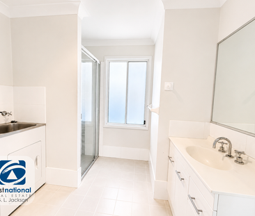BRIGHT & SPACIOUS - Photo 2