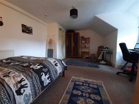 Perfect location on Burton Road! Room 1 - Photo 4