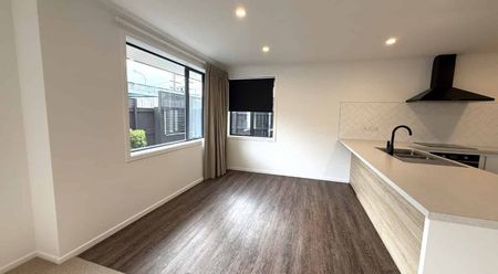 Modern 3 bedroom, 2 bathroom - Photo 2