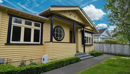 Charming Classic Kiwi Bungalow in Woburn, Lower Hutt - Photo 2