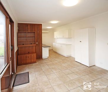 5 Fairbairn Road, Cranbourne - Photo 5