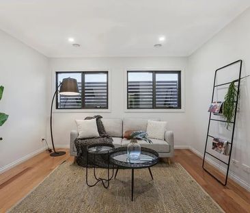 Flawless Modern Luxury Town Home With Impressive Contemporary Space - Photo 2