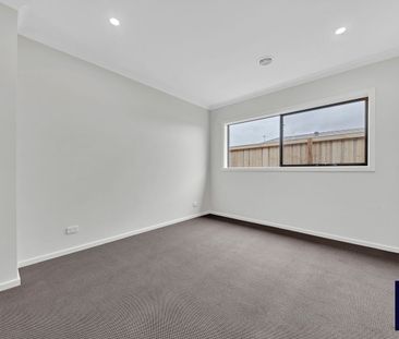 SPACIOUS 4 BEDROOM HOME WITH 2 LIVING AREA AND SOLAR PANELS, CLOSE ... - Photo 3