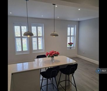 3 bedroom flat to rent - Photo 4