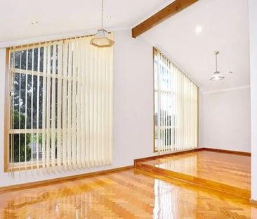 SPACIOUS FAMILY HOME - Photo 2