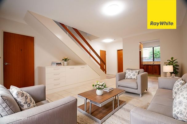 THREE BEDROOM TOWNHOUSE IN EXCELLENT LOCATION - Photo 1