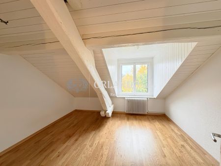 Reprise de bail Bel appartement de 5 pièces en attique avec poutres apparentes - Photo 3