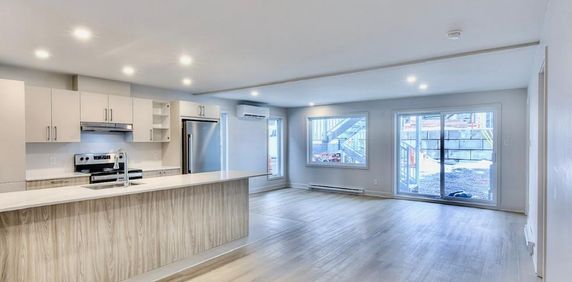 CONDO 5 1\2 FLAMBANT NEUF + 5 ÉLECTRO INCLUS + GRAND BALCON + STATIONNEMENT - Photo 2