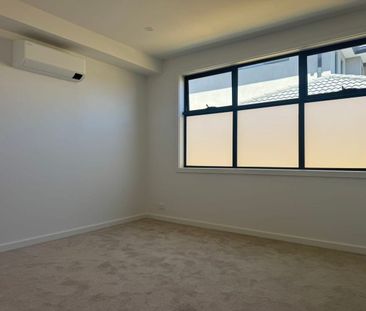 Modern 4-Bedroom Townhouse with Double Garage – Scoresby - Photo 5