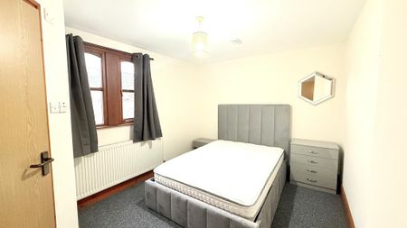 1 bedroom in a house share to rent - Photo 3