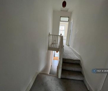 4 bedroom semi-detached house to rent - Photo 5