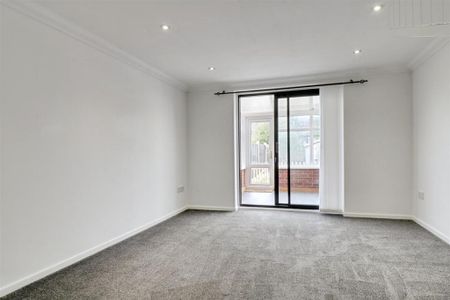 2 bedroom mews to rent - Photo 3