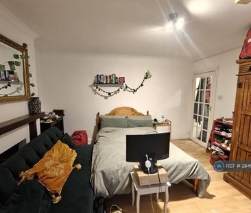 Studio to rent - Photo 2