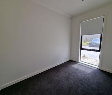 Stunning Townhouse - in the Heart of Clayton Close to Station - Photo 3