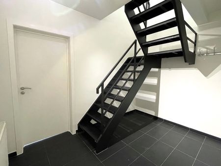 Volledig gerenoveerd energiezuinig duplex appartement dichtbij vele voorzieningen - Photo 3