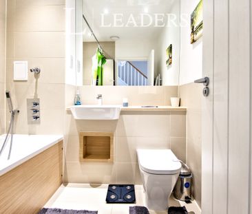 3 bedroom house to rent Charlock Close, RM3 - Photo 1