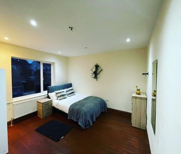 Room in a Shared Flat, Baring Road, SE12 - Photo 1