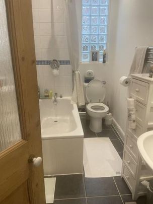 Small double room in beautiful Earlsfield victorian maisonette sharing with one other. - Photo 1