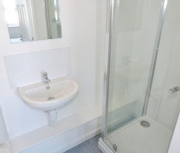 1 bedroom in a flat share to rent - Photo 5