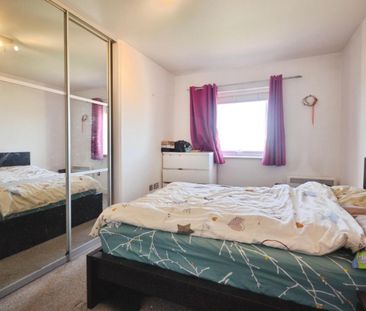 2 bedroom Flat To Let - Photo 3