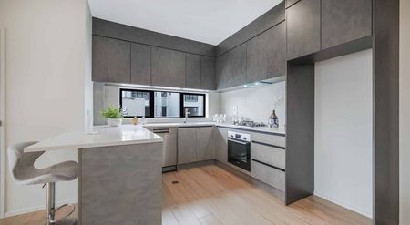 Stunning Three Bedroom Townhouse - Photo 2