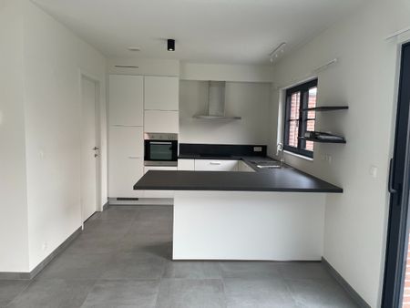 Drie slaapkamer EENGEZINSWONING met garage & tuin - Photo 2