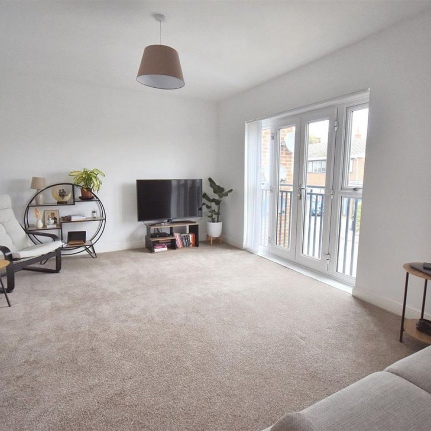 2 bed Flat - To Let - Photo 1