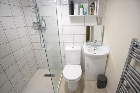 1 bedroom in a house share to rent - Photo 3