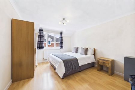 2 bedroom Flat in Sylvan Court, Farnborough - Photo 2