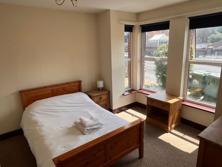 6 Bed Semi-Detached House, Wilton Avenue, SO15 - Photo 4