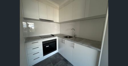 Beautifully Renovated Apartment – Walk to the Beach - Photo 5