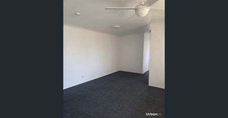 Freshly painted, very clean and well presented 2-bedroom unit - Photo 2